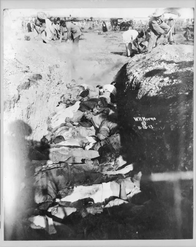 Fosa común tras la Batalla de Ciudad Juárez