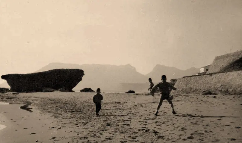 .Niños jugando al fútbol 