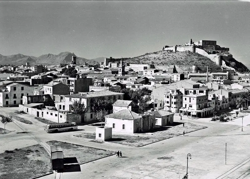 Castillo y explanada del puerto