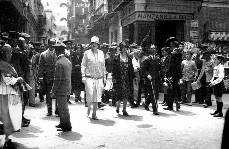 Victoria Eugenia de Battenberg paseando por la calle Sierpes.