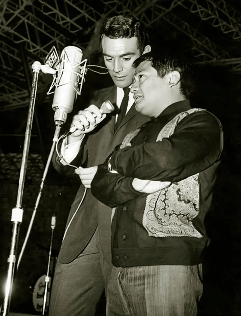 Antonio Santis junto a Armando Manzanero