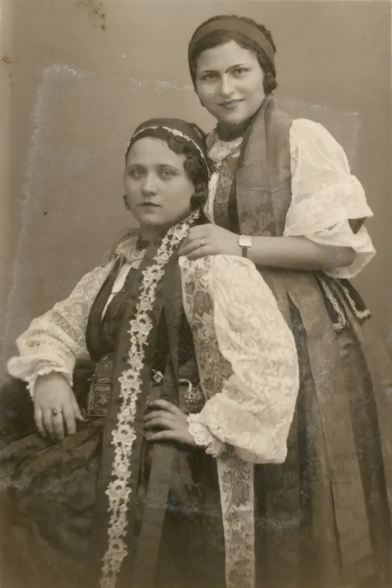 Femei în costume ceangăiești 