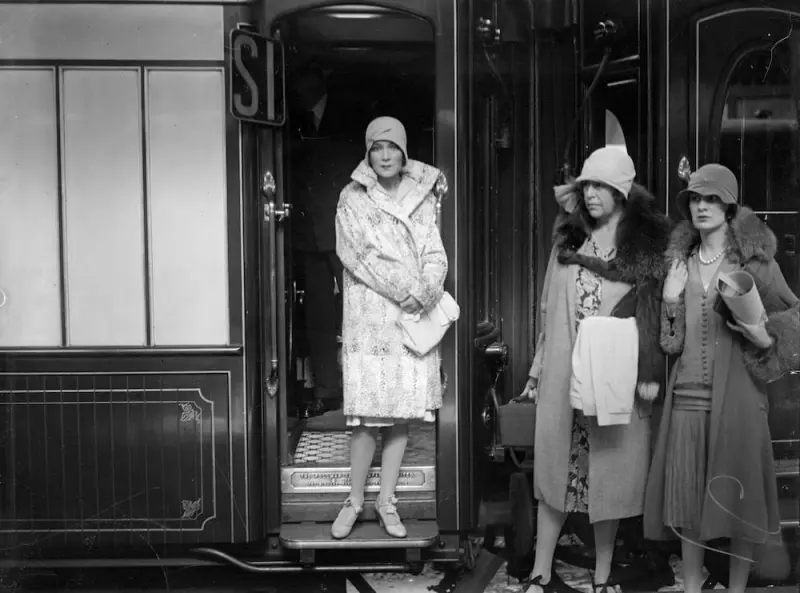 Dolores del Rio - Victoria Station