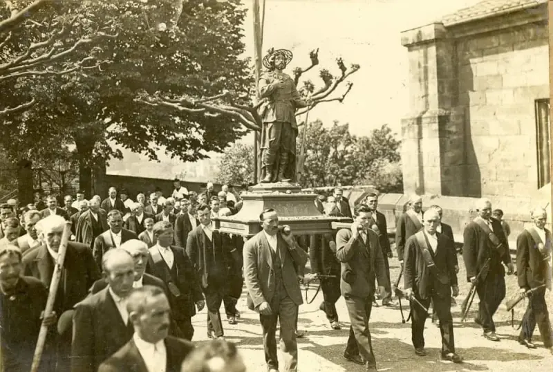 Procesión de San Isidro, llegando al Santuario de Begoña.