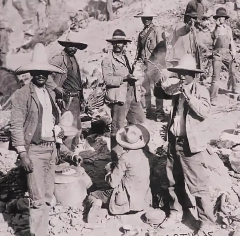 Revolucionarios comiendo tortillas