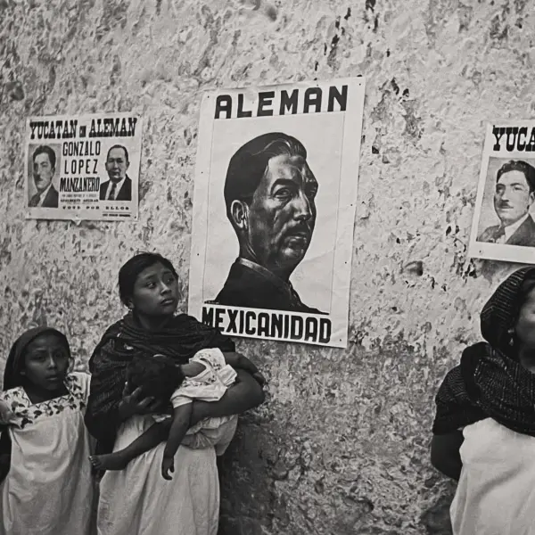 Mujer indigena junto a propaganda politica