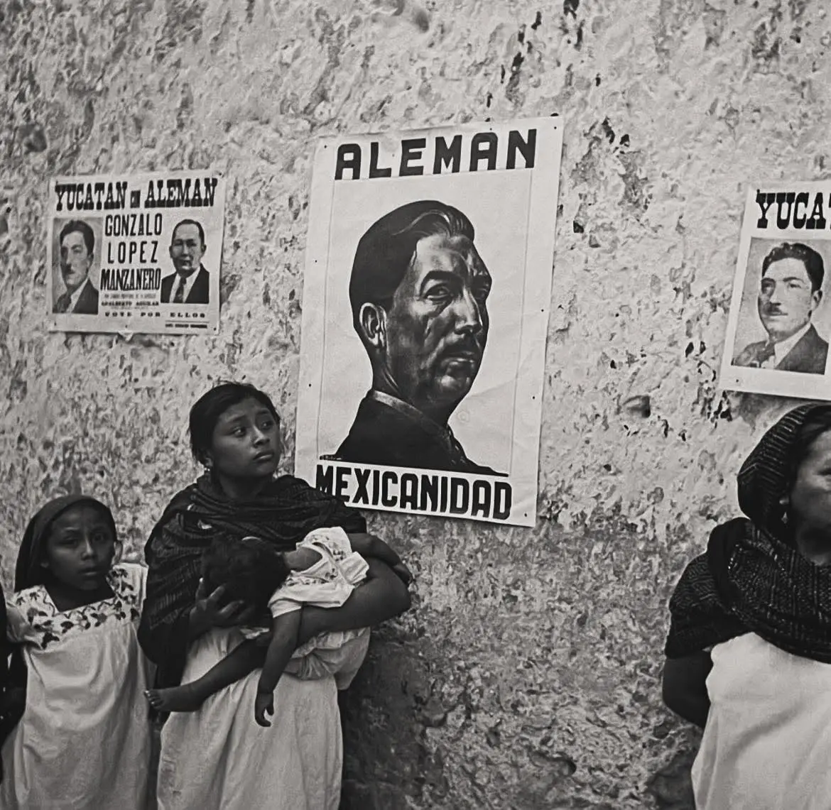 Mujer indigena junto a propaganda politica Mujer indigena junto a propaganda politica