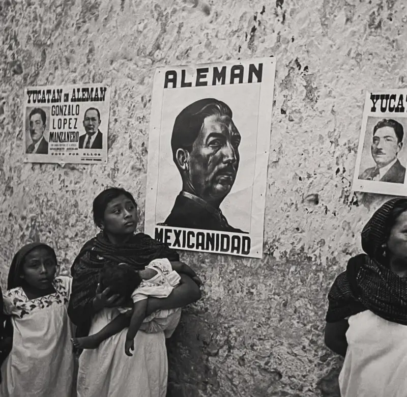 Mujer indigena junto a propaganda politica