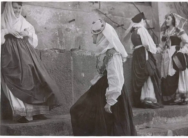 Señoritas en Santa Cruz de La Palma.