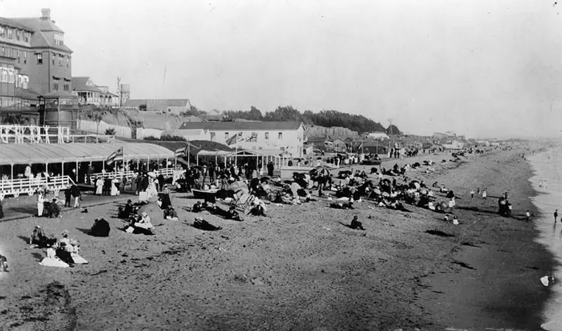 A early 1900s Santa Monica scene.