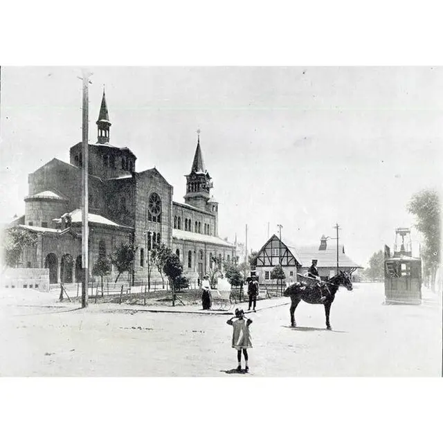 Una plaza en calma junto a la parroquia