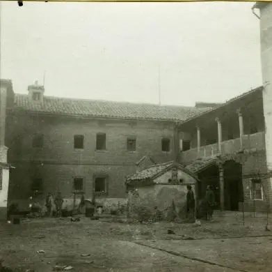 CARMELITAS DE LA IMAGEN. EL POZO DEL PATIO DEL CONVENTO