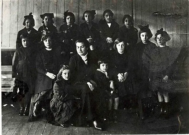 Gabriela Mistral y sus alumnas 
