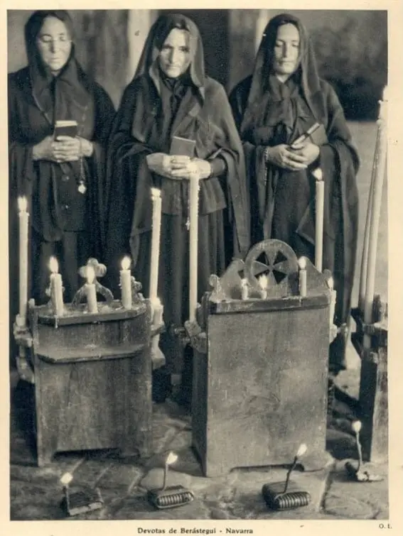 DEVOTAS CON TRAJE TÍPICO