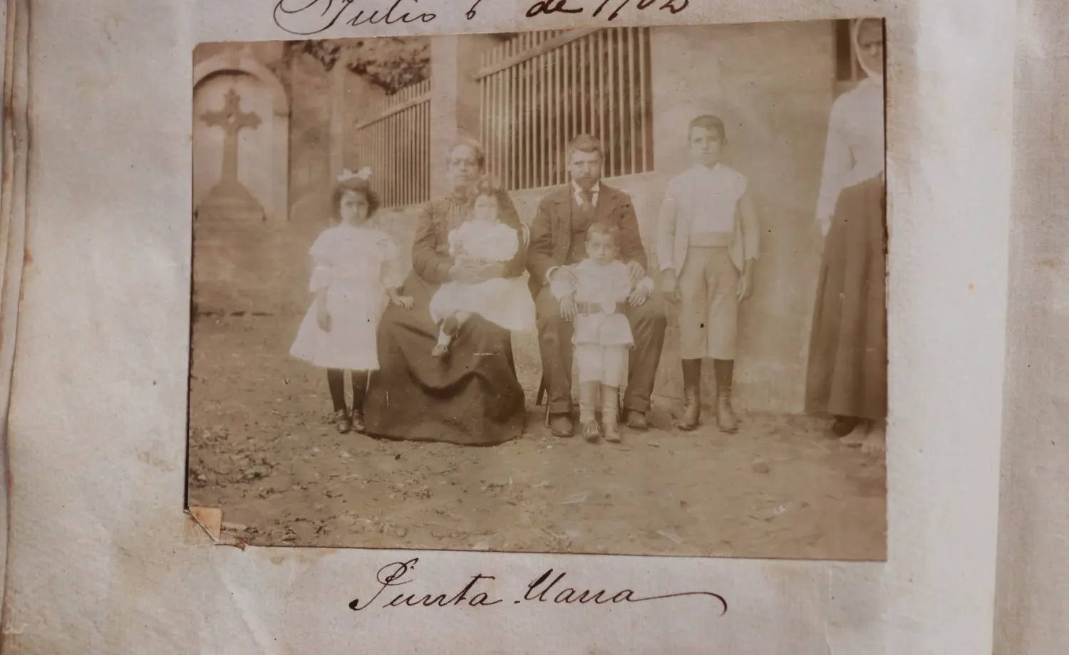 Grupo familiar en la fuente de San Juan