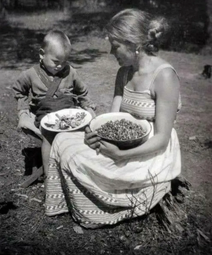 Andrey Tarkovsky with his mother Maria Vishniakova
