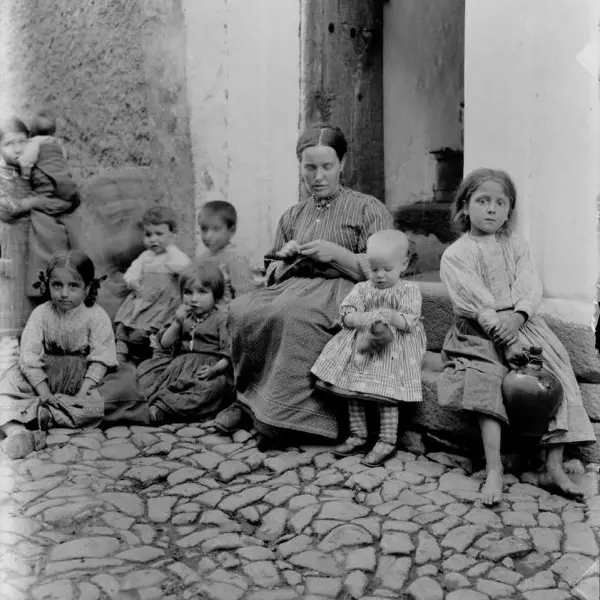 Mujer con niños sentados