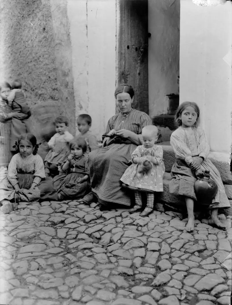 Mujer con niños sentados