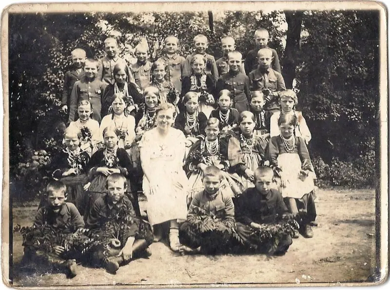 Dzieci z nauczycielką