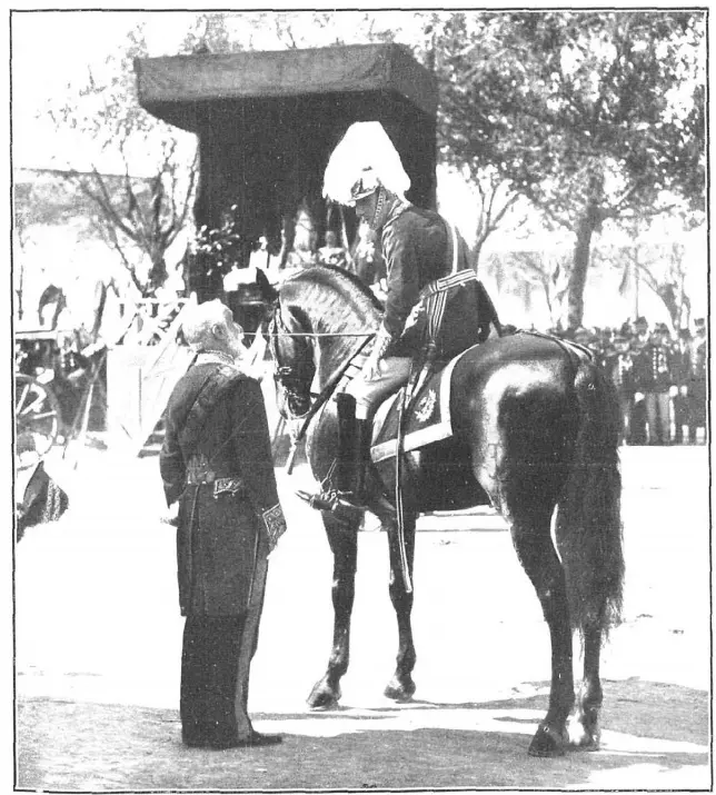 Alfonso XIII hablando con Antonio Maura durante la ceremonia de la jura de la bandera