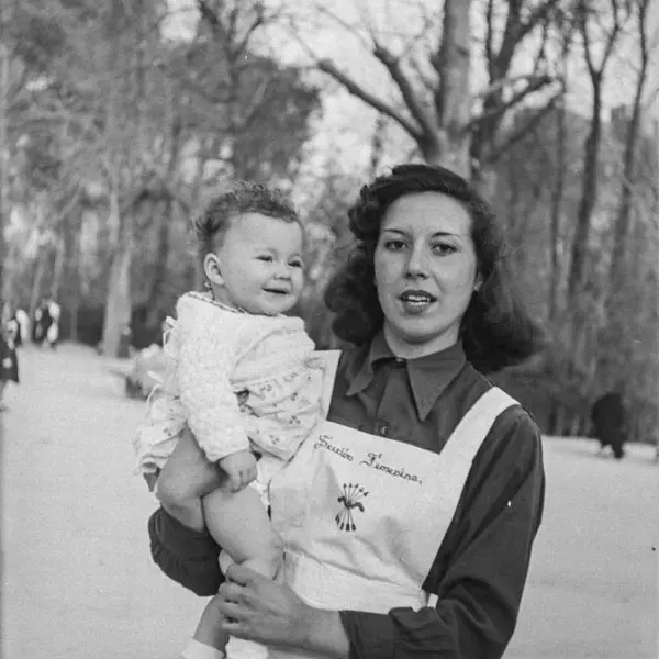 Joven de la Sección Femenina.