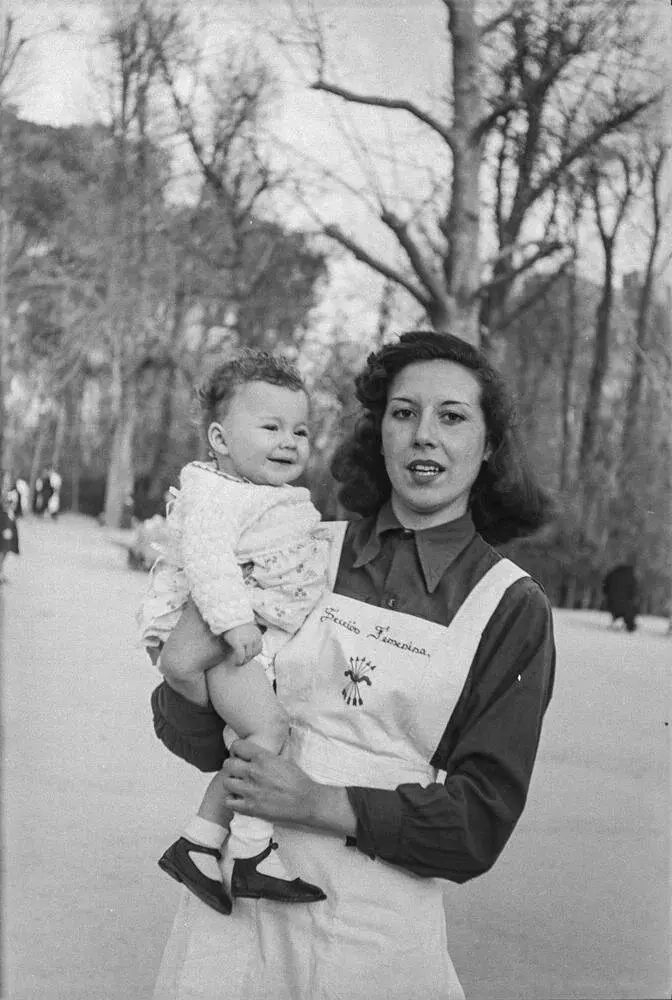 Joven de la Sección Femenina.
