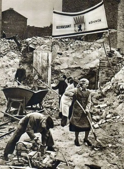 Berlineses trabajan entre los escombros.