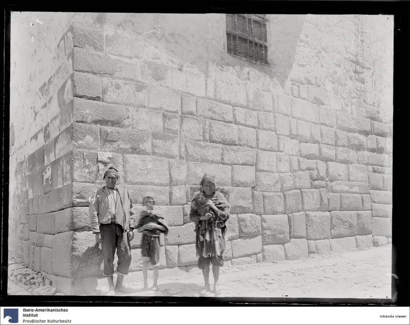 Esquina de las calles Hatun Rumiyoc y Herrajes