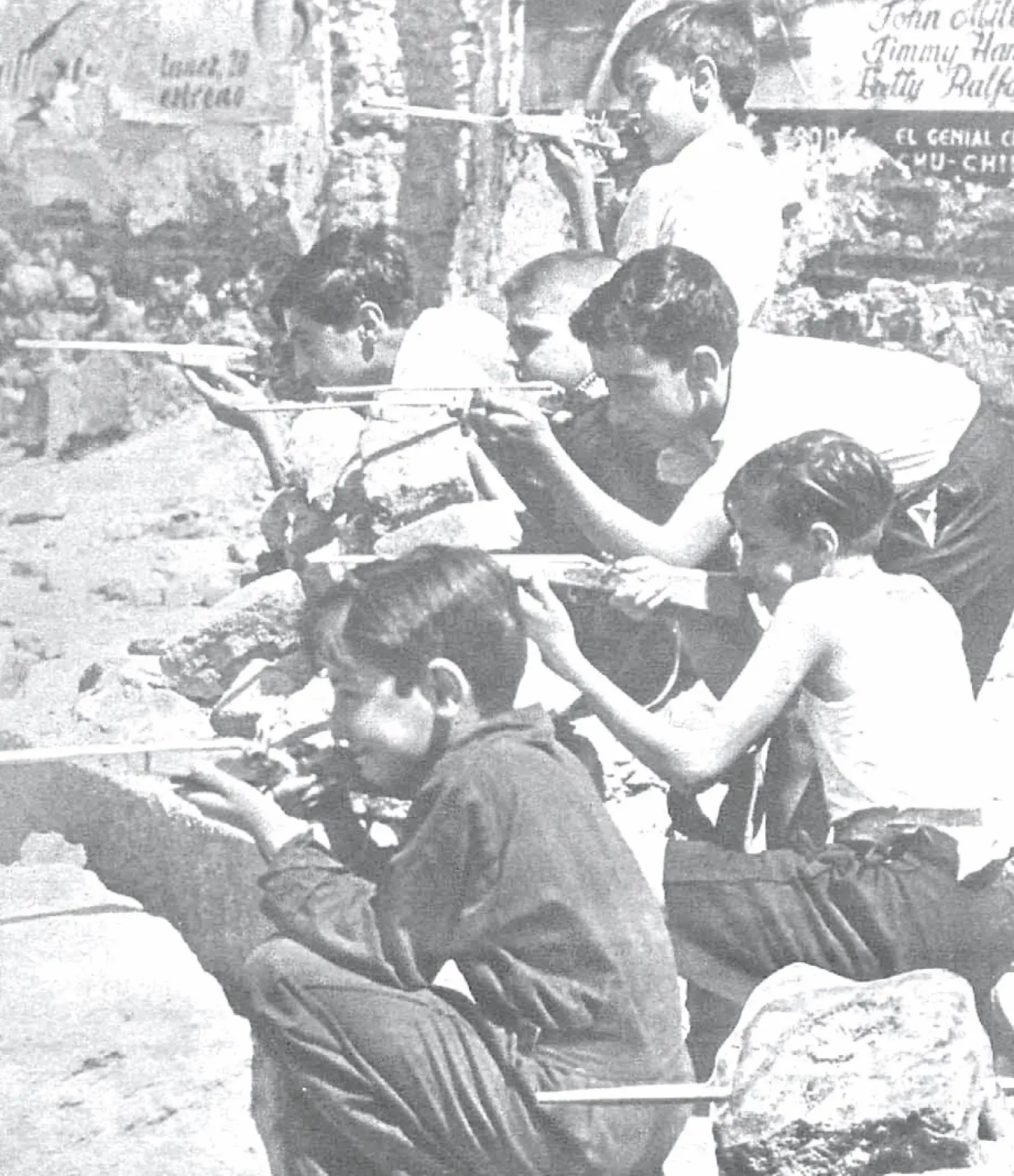 NIÑOS JUGANDO A LA GUERRA EN PZA. ESPAÑA