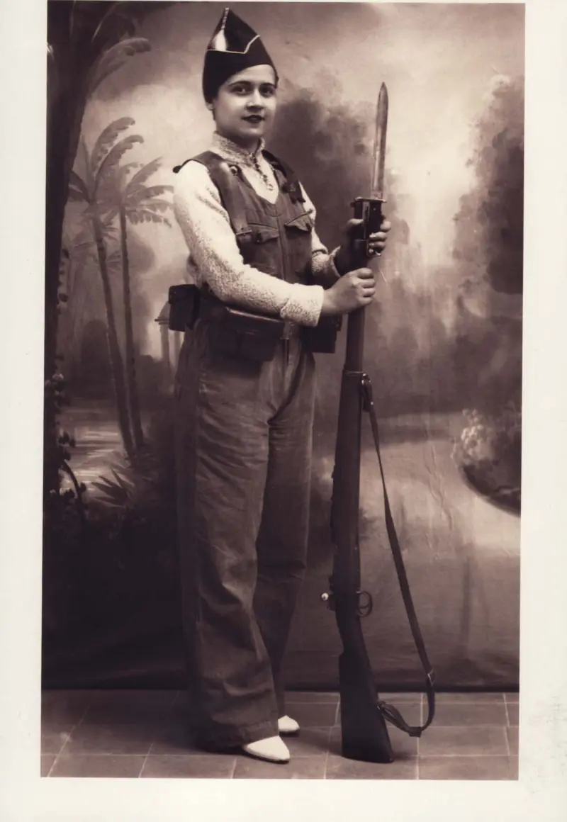 RETRATO DE UNA JOVEN VESTIDA DE MILICIANA