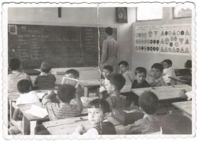 Niños en la escuela distraídos con el fotógrafo.