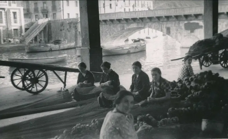 REPARANDO LAS REDES DE PESCA