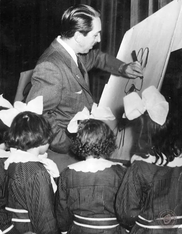 Walt Disney drawing Goofy for a group of girls in Argentina