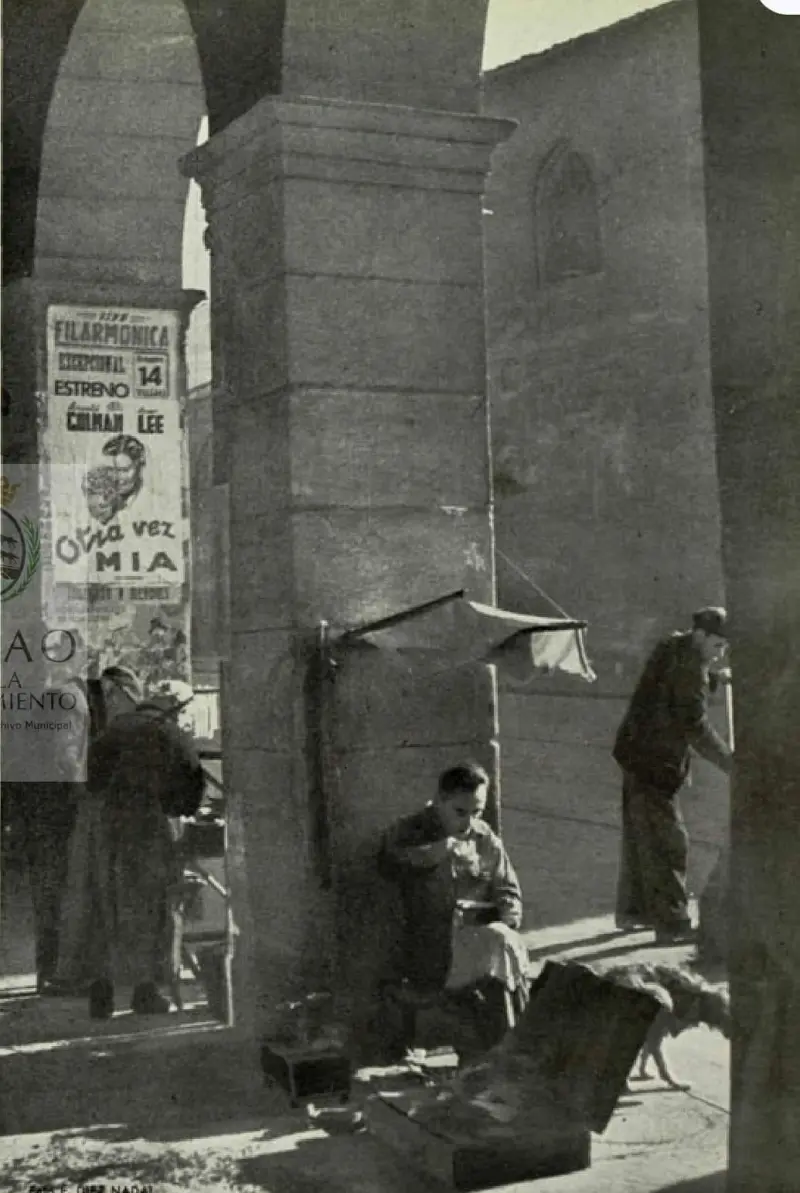 Limpiabotas comiendo bajo los Arcos de la Ribera.