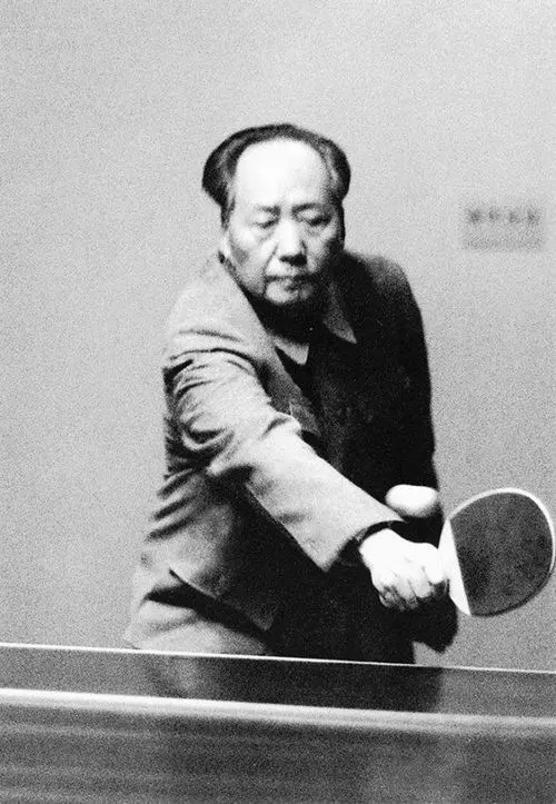 Mao Zedong plays ping pong