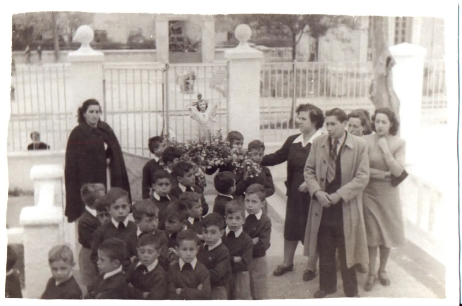 Un grupo de niños huérfanos