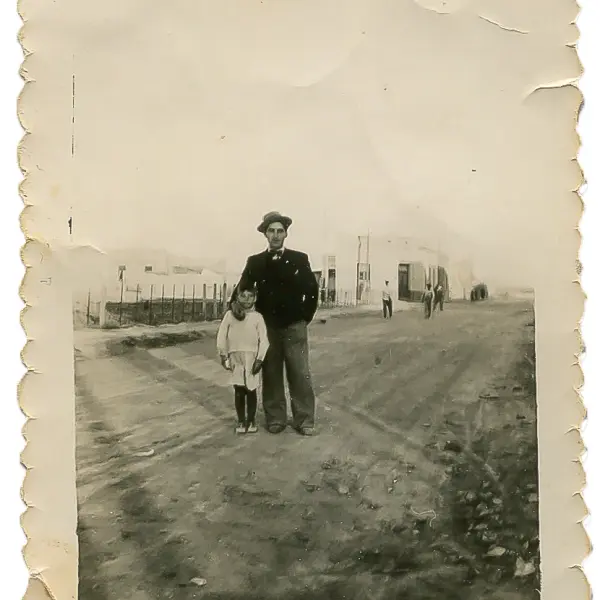 Julio Cañadas junto a un niño.