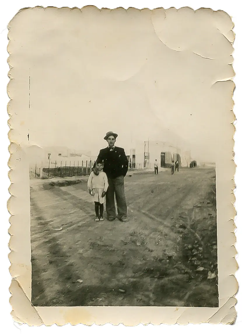Julio Cañadas junto a un niño.