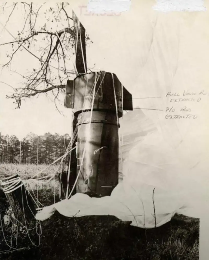 Thėrmonuclėar bōmb accidentally dropped from a B-52