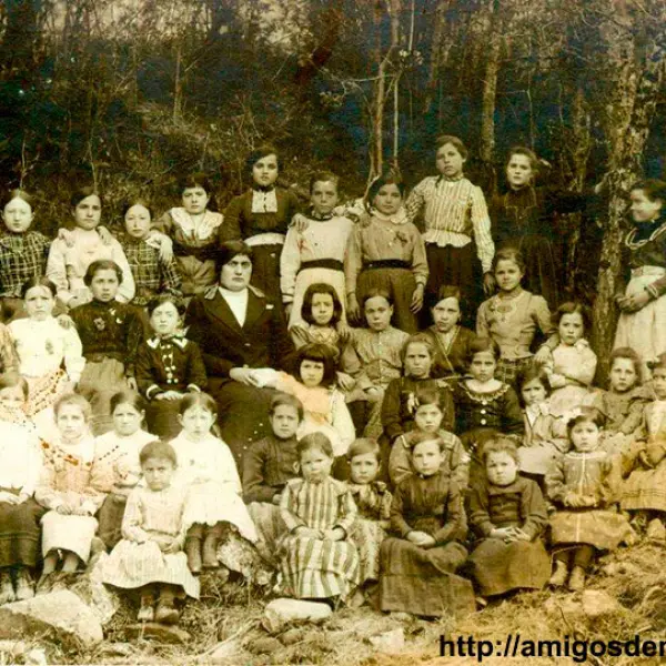 Escolares con su maestra