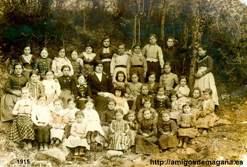 Escolares con su maestra