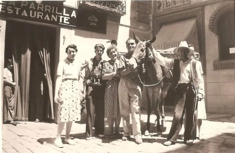 Turistas franceses posan con un toledano