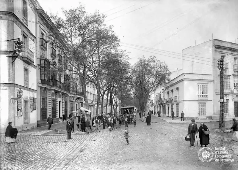 Escena cotidiana en la calle La Porvera.