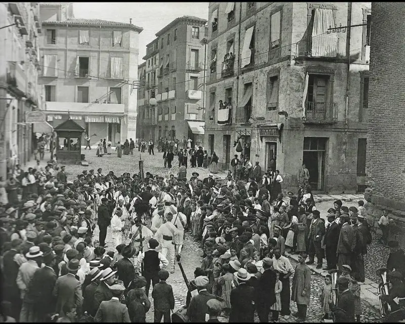 DANZANTES JUNTO A LA BASÍLICA DE SAN MIGUEL