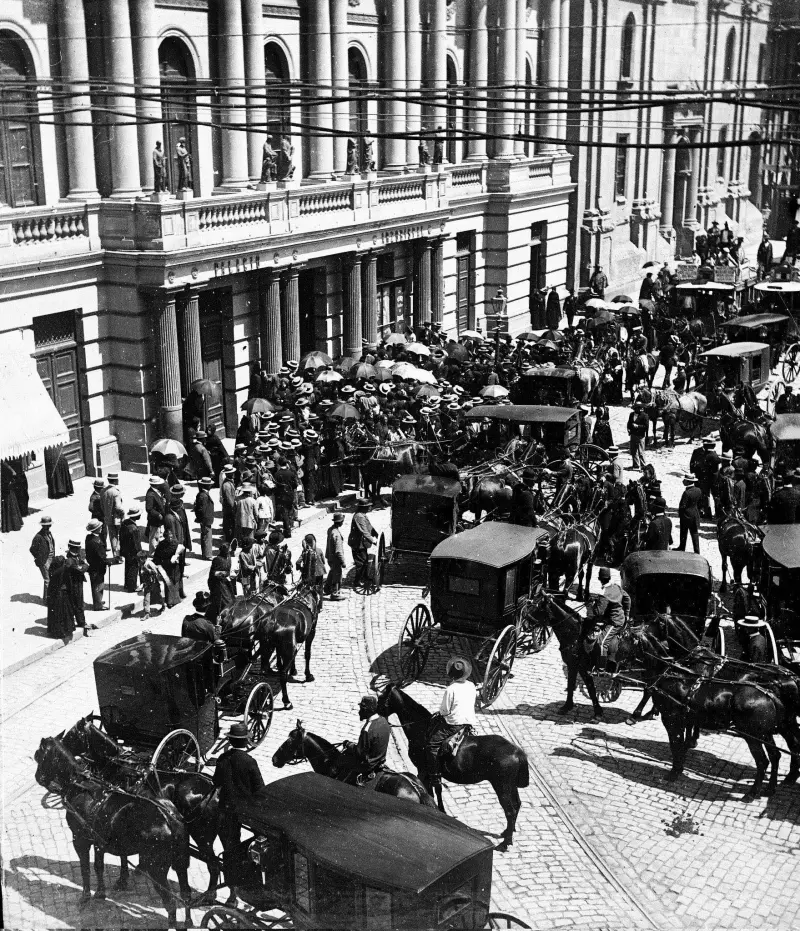 CARRUAJES EN LA PLAZA DE ARMAS