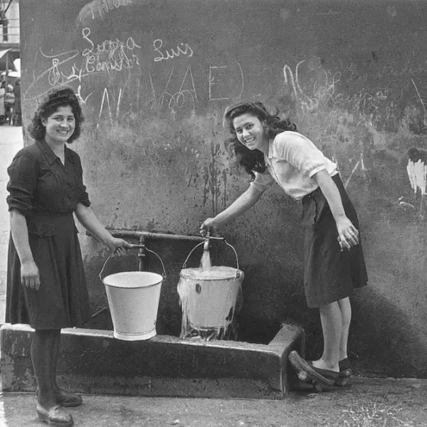 Muchachas en la fuente