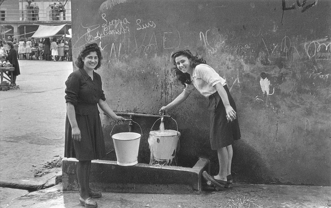 Muchachas en la fuente Muchachas en la fuente