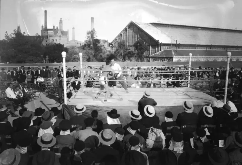 BOXEO EN EL campo de la Ferroviaria, junto a la estación de Delicias.