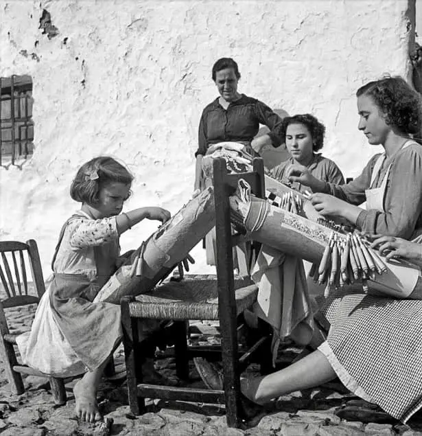 Mujeres y niña encajeras.