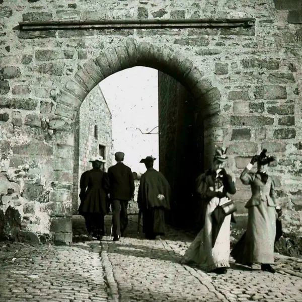 Visitors to the Castle 